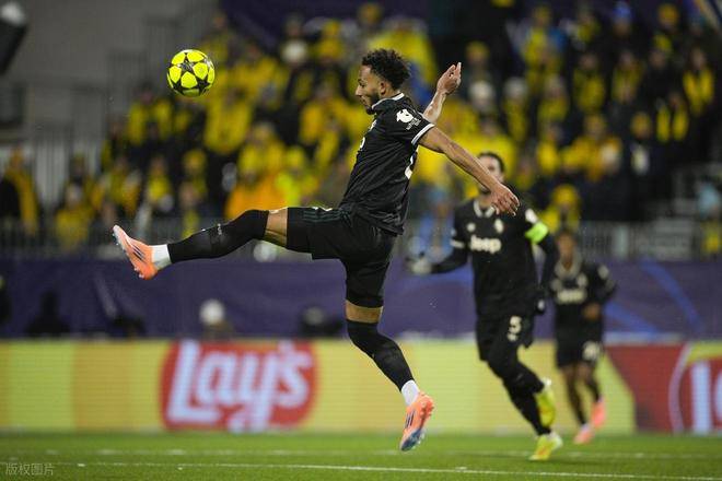 尤文图斯球员在比赛中突破对手防线,连续绝杀几次