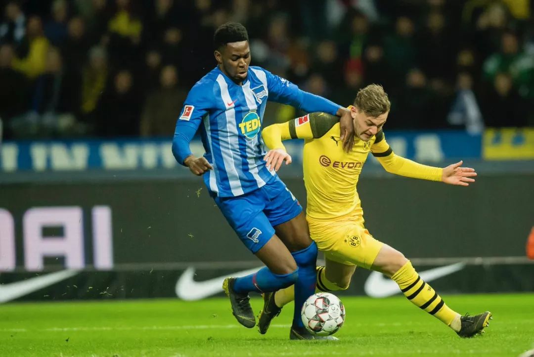 华拉尔主场击败哈德斯菲尔德，实现保级(哈德斯菲尔德大学相当于什么档次)